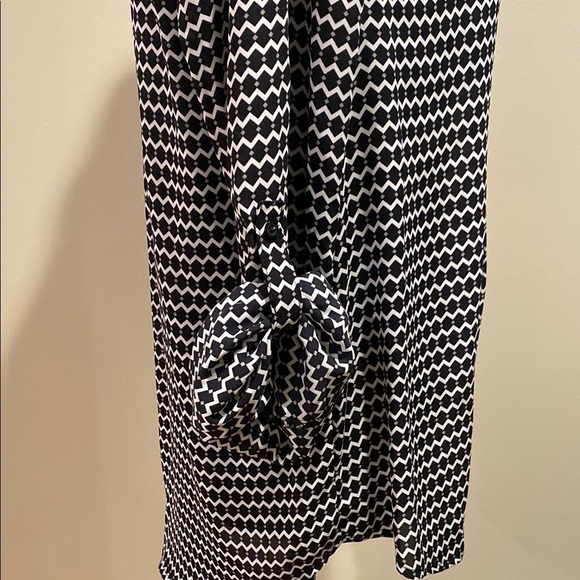 Black and White Notched Collar Blouse with Cuffed Sleeves - Picture 5 of 8